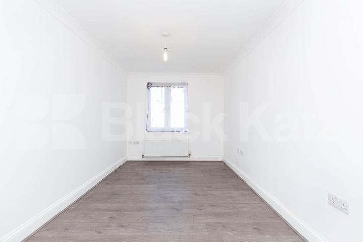 spacious 2 bedroom apartment located in a new build close to Palmers Green Green Lanes, Palmers Green